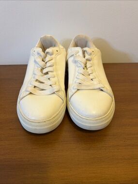 Men’s size 9 White Cushionaire sneakers.